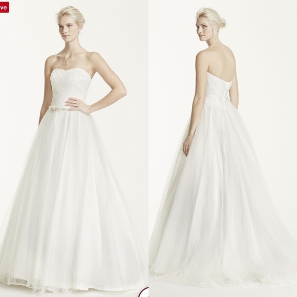 David's Bridal Dresses & Skirts - NWT Davids Bridal STUNNING Strapless Ruched Tulle Wedding Gown